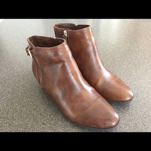Beckoned leather ankle boot